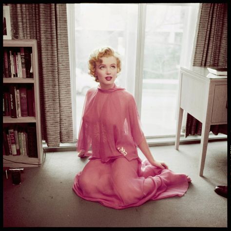 Klasik Hollywood, Philippe Halsman, Bert Stern, Old School Fashion, Norma Jean Baker, Isabelle Adjani, Rare Historical Photos, Vestidos Color Rosa, Colorized Photos