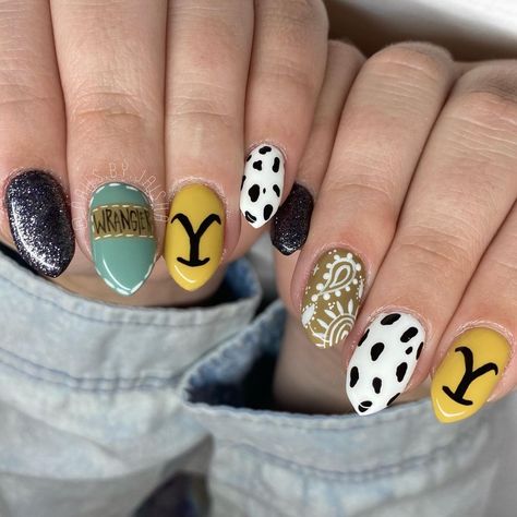 Jaisha Runolfson on Instagram: “Yellowstone nails! Who else is obsessed with @yellowstone like my cute client?🐮💛🤠 •Yellow @filesbyless “Boho” •Blue @filesbyless “Mantra”…” Yellowstone Nails, Country Nail Designs, Western Nail Art, Country Acrylic Nails, Rodeo Nails, Mix Match Nails, Cowboy Nails, Camo Nails, Western Nails