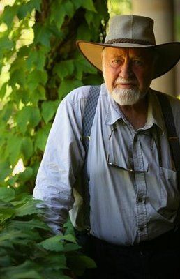 Bill Mollison a walking talking inspiration and founding father of permaculture Bill Mollison, Permaculture Design Course, Permaculture Principles, Permaculture Gardening, Permaculture Design, Food Forest, Forest Garden, Tolu, We Can Do It