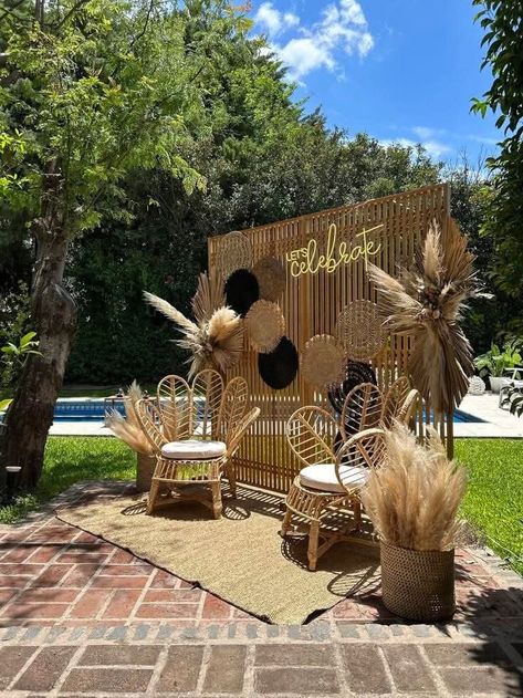 Wicker Party Decor, Bamboo Backdrop Ideas, Rattan Backdrop, Bamboo Wedding Decor, Boho Backdrop Ideas, Boho Party Backdrop, Pelamin Klasik, Bamboo Backdrop, Chilanga Mulilo