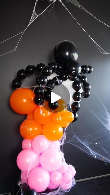 House of Party on Instagram: "Balloon Spider Decoration! 🕷️🎈 
All you need are black linking balloons (5 inches) and two regular balloons (18 and 12 inches) to make your Halloween party one-of-a-kind.

#balloontutorial #houseofpartyco #balloontips #balloontipsandtricks #balloons #quicktutorial #balloonhacks #ballooneducation #halloweenballoons #halloween" Diy Halloween Balloons, Linking Balloons, Balloon Spider, Spider Balloon, Balloon Hacks, Balloon Tower, Spider Decorations, Creepy Spider, Halloween Balloons