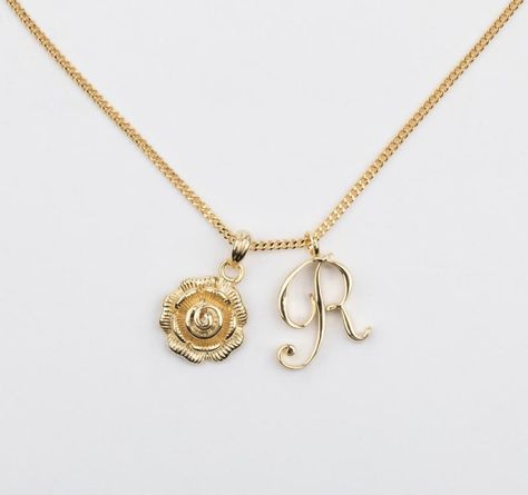 R Initial Necklace, Necklaces Photography, R Initial, Necklaces Ideas, Paper Quilling Jewelry, Initial Design, Gems Bracelet, Necklace Ideas, Diamond Solitaire Necklace