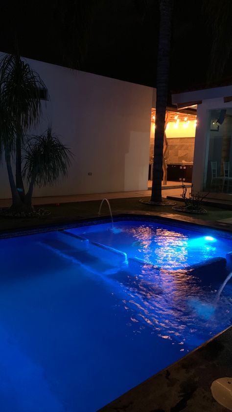 Night Pool Snap, Peaky Blinders Grace, Friends Party Night, Night Pool Party, Wealthy Lifestyle Luxury, Daaru Party Pic, Mumbai Food, Story Ideas Pictures, Night Vibes