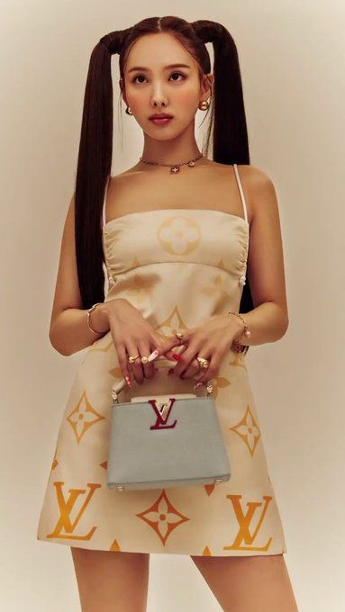 Louis Vuitton Outfit, W Korea, Im Nayeon, The Way Home, Lv Bag, Louis Vuitton Twist Bag, Car Window, Baby Love, Miss You