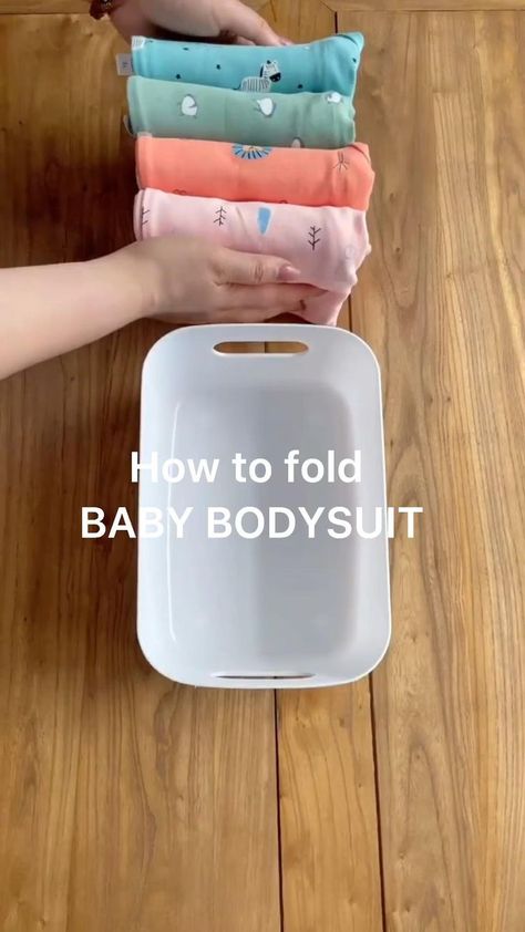 Folding Baby Clothes, Perlengkapan Bayi Diy, Baby Clothes Storage, Baby Nursery Organization, Baby Routine, Baby Room Organization, Baby Mode, Baby Clothes Organization, Newborn Baby Tips