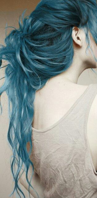 Natural Ways to Dye hair Blue- if you have dark hair try natural hair lightening methods. - LOVE this colour!!!! Dyed Hair Blue, Hair Color Blue, Pastel Hair, Dye My Hair, Hair Color Dark, Mermaid Hair, Hair Envy, Grunge Hair, Shampoos