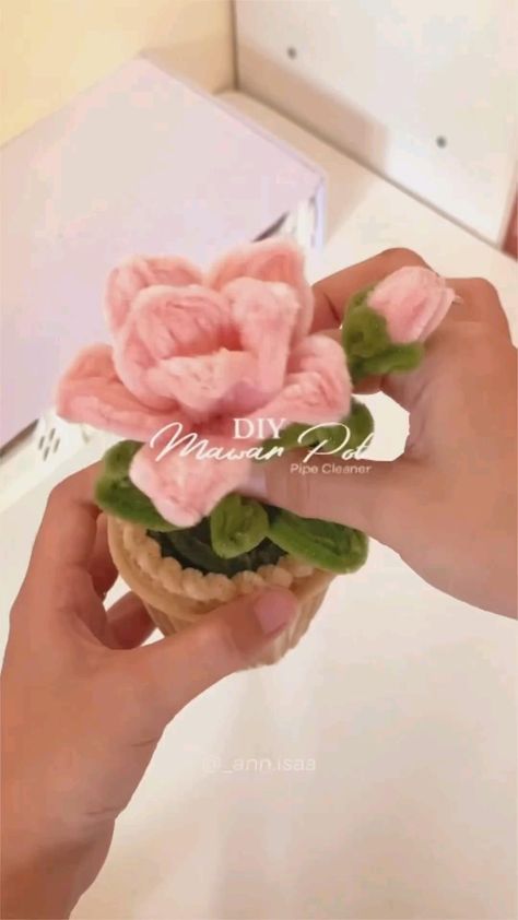 Pipe Wire Flowers, How To Make A Pipe Cleaner Flower, Pink Pipe Cleaner Flowers, Small Pipe Cleaner Flowers, Aesthetic Art And Craft, Fuzzy Wire Flower Bouquet Ideas, Rose Pipe Cleaner Flowers, How To Make Flowers Out Of Pipe Cleaners, Things To Do With Pipe Cleaners