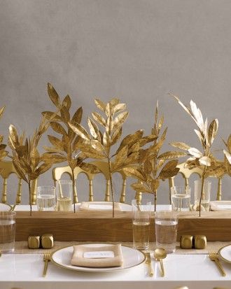 Gilded Centerpiece - Gatsby-Inspired Ideas Modern Thanksgiving Table, Non Floral Centerpieces, Modern Thanksgiving, Gold Branches, Simple Centerpieces, Wedding Floral Centerpieces, Branch Decor, Wedding Inspiration Fall, Martha Stewart Weddings