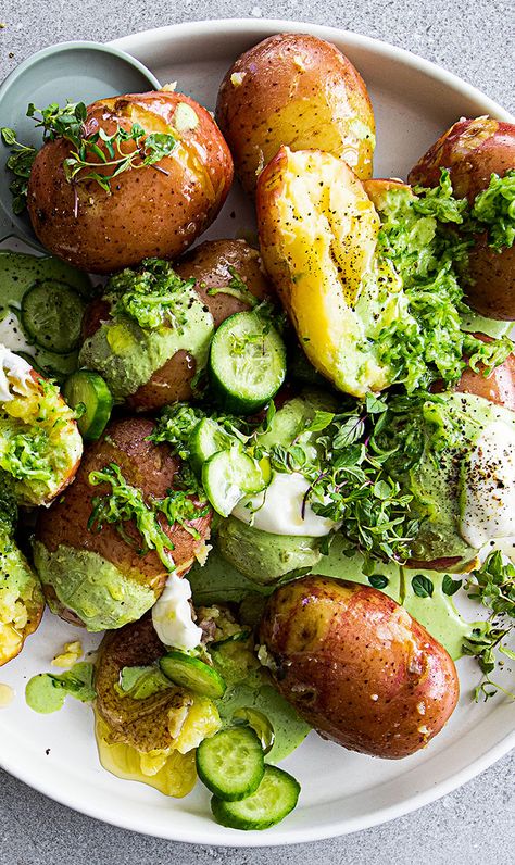 Salad Food Styling, Salad Plating Ideas, Salad Plating, Retreat Food, Greek Style Potatoes, Food For The Gods, Styling Food Photography, Plating Ideas, Vegetarian Italian