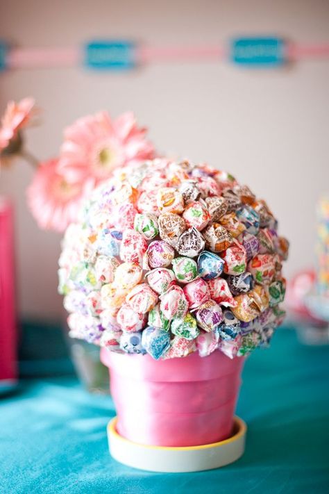 Lollipop Bouquet -- for the kids table   instead of flowers!!! Lollipop Centerpiece, Lollipop Bouquet, Pop Baby Showers, Instead Of Flowers, Baby Pop, Fiesta Baby Shower, Ready To Pop, Candyland Decorations, Ideas Party