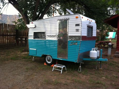 1970 Shasta Compact with aluminum siding, under-bed drawers Vintage Camper Art, Canned Ham Camper, Vintage Camper Interior, Shasta Camper, Camper Art, Camping 101, Vintage Camper Remodel, Trailer Interior, Vintage Rv