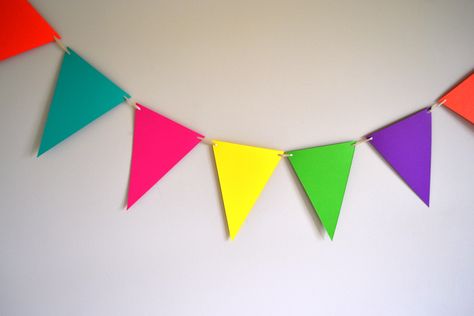 Bunting Ideas, Colorful Party Decorations, Design Triangle, Birthday Banner Design, Simple Birthday, Rainbow Decorations, Colorful Party, Birthday Banner, Bunting