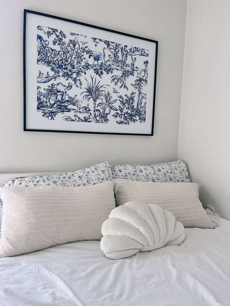 east coast summer, simple coastal bedroom, college room decor inspo, cute blue aesthetic Coastal Dorm Room, Coastal Dorm, Costal Bedroom, Coastal Room Decor, Cowgirl Bedroom, Dorm Room Decor Ideas, College Room Decor, Coastal Room, Dorm Inspo