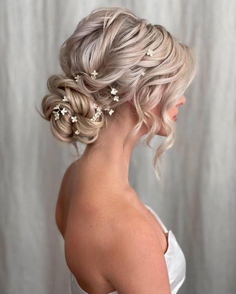 Wedding Hairstyles For Curly Hair, Bride Hairstyles Updo, Bridal Hair Up, Bridesmaid Hair Inspo, Bride Updo, Wedding Hair Up, Curly Wedding Hair, Bridal Hair Inspiration, Wedding Hairstyles Bride