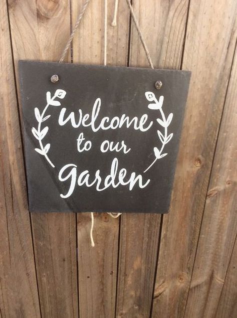 slate tile diy garden sign Slate Crafts Diy Ideas, Slate Crafts, Slate Projects, Slate Tile Crafts, Garden Signs Diy, Slate Ideas, Garden Quotes Signs, Easy Garden Ideas Landscaping, Tile Diy