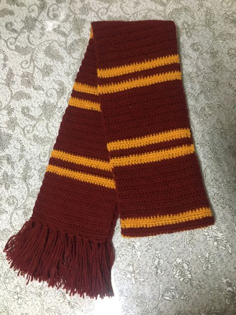 Griffyndor Scarf, Harry Potter Scarf Crochet, Crochet Harry Potter Scarf, Halloween Aesthetic Costume, Scarf Harry Potter, Halloween Outfits Casual, Outdoor Halloween Decorating, Harry Potter Gryffindor Scarf, Casual Halloween Outfits