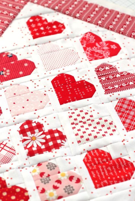 Over 25 ideas for Valentines and heart-inspired projects to quilt and sew including free tutorials for quilts, quilt blocks, pillows and handmade bags. Valentines Day Quilt, Valentine Quilt, Diary Of A Quilter, Heart Quilt Pattern, Holiday Quilts, Beginner Sewing Projects Easy, Heart Quilt, White Quilt, Mini Quilts