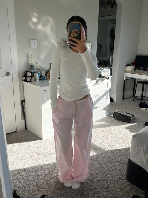 Simple Girly Outfits, Pink Linen Pants, Pink Pajama Pants, Linen Pants Outfit, Pink Pajama, Stockholm Fashion, Print Pants, Cute Everyday Outfits, Mode Inspo