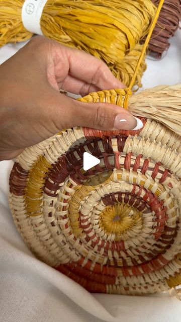 Basket Weaving Raffia, Weaving With Raffia, Raffia Weaving, Raffia Crafts, Pine Needle Crafts, Raffia Basket, Making Baskets, Basket Weaving Diy, Basket Weaving Patterns