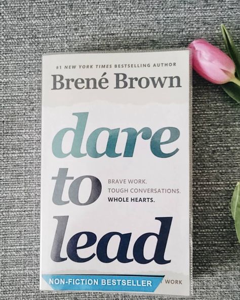 Brene Brown "Dear to lead" is a complete workbook for those of you who want to become a modern leader - brave, courage, with empathy, open for feedback in opposition to a leader of fear, who gives negative feedback and makes people guilty about their work. Brene Brown Books, Dare To Lead, Brené Brown, Rising Strong, Tough Conversations, Daring Greatly, Best Self Help Books, Brene Brown, Mind Body Spirit