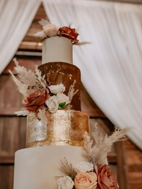 Rusty Brown Wedding Theme, Copper Wedding Cake Ideas, Rust And Champagne Wedding Decor, Brown Wedding Cake Ideas, Shades Of Brown Cake Ideas, Boho Wedding Cake Designs, Bronze Wedding Cake, Terracotta Wedding Cake Ideas, Gold And Rust Wedding