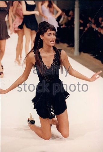 Yasmeen Ghauri - Azzendine Alaia, 1992 Alaia 1992, Yasmin Ghauri, Yasmeen Gauri, 90s Models Aesthetic, Bjd Makeup, 90's Supermodels, 1990s Supermodels, Foto Editorial, Alaia Dress