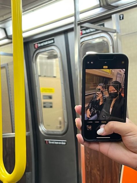 Subway Train Photoshoot, Phone Selfie Aesthetic, Sf Photoshoot Ideas, Train Photoshoot Aesthetic, Train Pose Ideas, Subway Photo Ideas, Metro Photoshoot Ideas, Metro Photoshoot Aesthetic, Subway Photoshoot Aesthetic