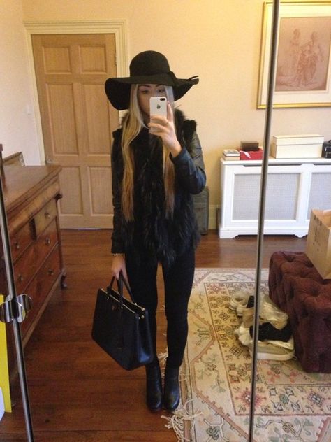 floppy hat outfit Brown Floppy Hat Outfit, Big Brim Hat Outfit Style, Black Flat Brim Hat Outfit, Floppy Hat Outfit Winter, Black Floppy Hat Outfit, Holly Katz, Floppy Hat Outfit, Brim Hat Outfit, Hat Outfit Winter