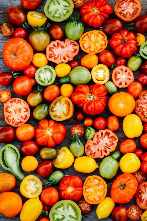 Fruits Reference, Tomato Pictures, Tomato Aesthetic, Garden Betty, Dream Fridge, Heirloom Tomatoes Varieties, Italian Tomatoes, Tomato Varieties, Harvesting Garlic