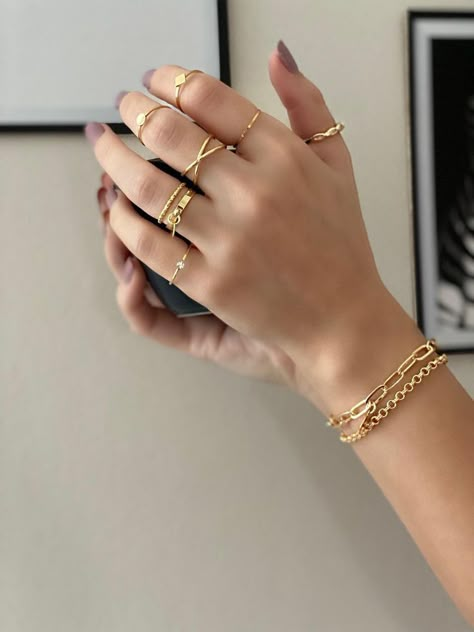 Minimalist Accessories Jewellery, Simplistic Jewelry, Aesthetic Ring, Accessorize Jewellery, Real Gold Chains, Silver Jewelry Accessories, Accessories Aesthetic, Gold Jewelry Outfits, Jewellery Design Sketches