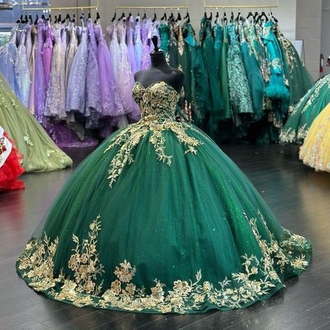 Quinceañera emerald green dress Gold Quince Dress, Emerald Green Quinceanera Dresses, Green Quince Dress, Green Quinceanera, Green Quinceanera Dresses, Quinceanera Themes Dresses, Quinceanera Dresses Gold, Quinceñera Dresses, Green Princess