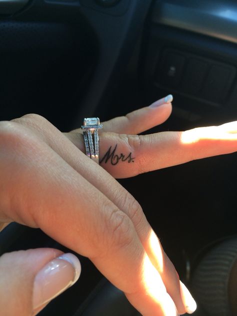 Mrs finger tattoo Mrs Tattoo, Fly Tattoos, Marriage Tattoos, Tiny Finger Tattoos, Cute Finger Tattoos, Tattoo Finger, Ring Tattoo, Wedding Ring Tattoo, Tattoo Wedding Rings