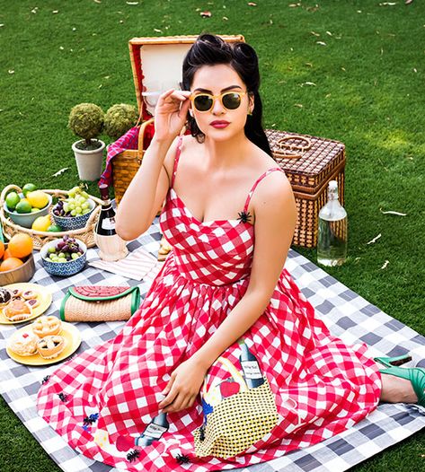 50s Picnic, 1950s Photoshoot, 50s Vogue, 50s Photoshoot, New Look Ideas, Picnic Photo Shoot, Picnic Photography, Retro Photoshoot, Pinup Photoshoot