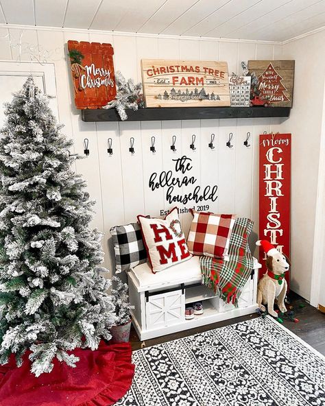 Farmhouse Christmas Decor - Breezeway and Entryway decor! #farmhousechristmas #christmasdecor #seasonaldecor #entrywayideas #breezewayideas #breezewaydecor #entrywaytable Christmas Decor Ideas For Foyer, Christmas Entryway Bench, Small Entryway Bench, Honeymoon House, Christmas Foyer, Minimalist Entryway, Christmas Entry, Christmas Entryway, White Bench