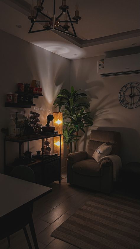 Brown Home Decor Aesthetic, Small Cozy Apartment Aesthetic, Cozy Sofa Aesthetic, Chilling At Home Aesthetic, Comfy Home Aesthetic, Chill Room Aesthetic, Chill Apartment Vibes, Dark Aesthetic Room, Chill Apartment