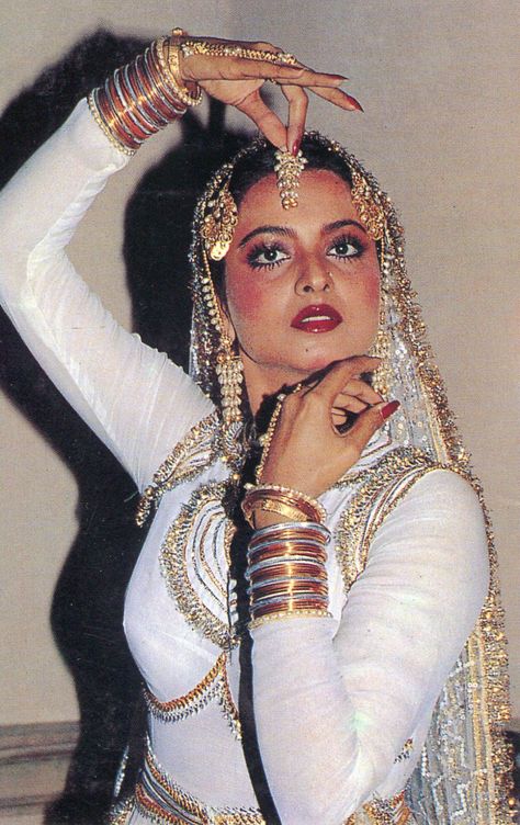 Aag Ka Dariya, 1990 unreleased #Rekha Rekha 80s, Rekha Ji, Rekha Actress, Aquarium Live Wallpaper, National Film Awards, Bollywood Wedding, Bridal Dress Design, Retro Women, South Asian