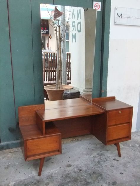 MCM vanity Mcm Makeup Vanity, Mcm Vanity, Vanity Mid Century, Mcm Dresser, Retro Vanity, Vintage Mid Century Furniture, Retro Interior Design, Midcentury Home, Mid Century Desk