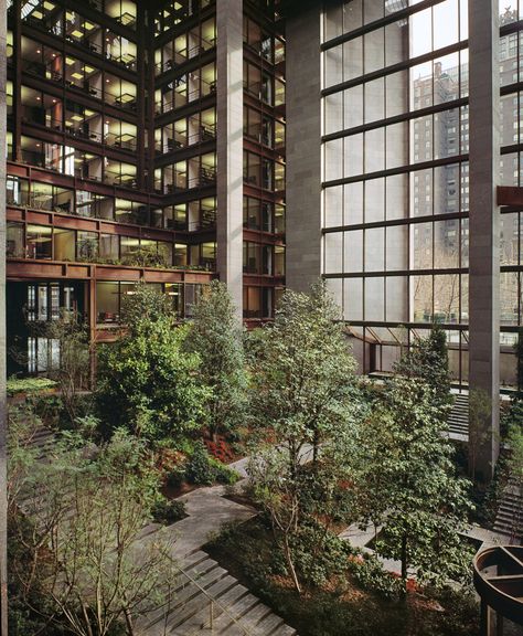 (STÄNGT TILL 2018) The Ford Foundation Atrium, Roche Dinkeroo & Dan Kiley, 1440 Broadway Atrium Landscape, Foundation Building, Atrium Garden, New York Landmarks, Nyc Interior Design, Ford Foundation, Internal Courtyard, Landscape Elements, Green Architecture