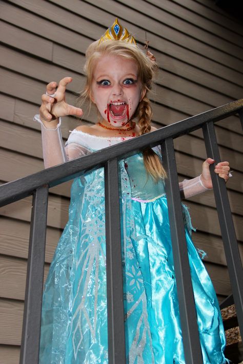 Love this "Vampire Elsa" costume of 6-year-old GMA viewer Emily! Emily's mom sent us this adorable snapshot. Zombie Elsa, Crochet Lollipop, Pumpkin Lollipop, Elsa Halloween Costume, Scary Doll, Creepy Halloween Makeup, Elsa Costume, Crochet Halloween, Scary Creepy