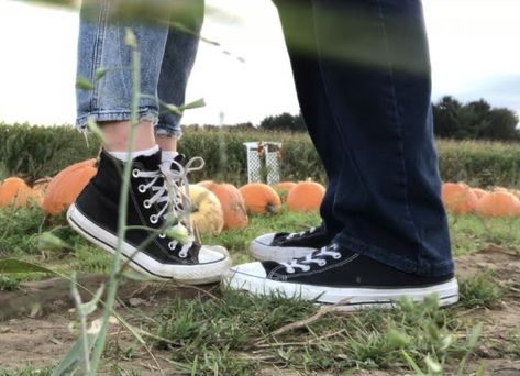 Fall Date Photos, Fall Dating Aesthetic, Couples In Pumpkin Patch, Pumpkin Patch Couple Aesthetic, Cute Couple Fall Ideas, Teenage Couple Fall Photoshoot, Pumpkin Picking Couple Pictures, Spooky Season Couple Pictures, Pumpkin Patch Date Aesthetic