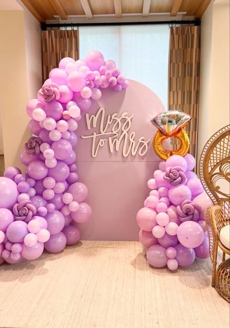 Pink And Purple Bridal Shower Decor, Purple Themed Bridal Shower Ideas, Bridal Shower Purple Theme, Surprise Bridal Shower Ideas, Bride To Be Decoration Ideas At Home, Miss To Mrs Shower Ideas, Purple Bridal Shower Ideas, Bridal Shower Purple, Bridal Shower Decorations Purple