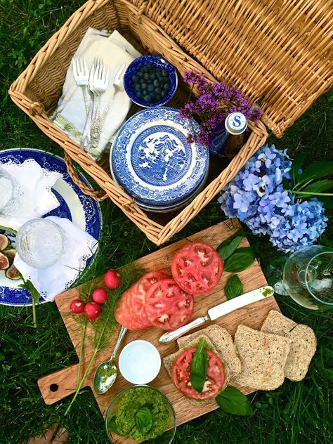 picnic for 3 Pik Nik, Picnic Planning, Birthday Picnic, Picnic Inspiration, Summer Picnics, Picnic Ideas, Romantic Picnics, Picnic Date, Picnic Set