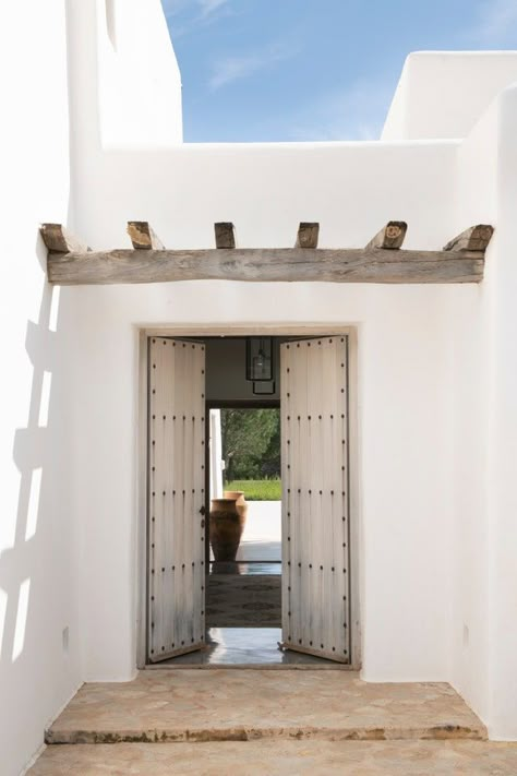 La casa más bonita de Ibiza está repleta de materiales orgánicos, esencia mediterránea y luz a raudales | Architectural Digest España Spanish Beach House, Ibiza Architecture, Modern Pueblo, Rustic Entry Doors, Southwest Modern, Modern Hacienda, African Interior Design, Spanish Home Decor, Rooftop Lounge