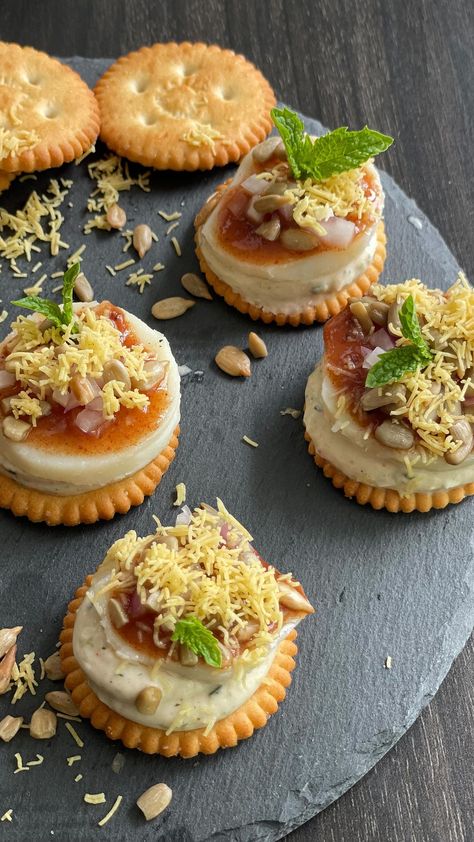 herhealthypalate on Instagram: Monaco Chaat Monaco biscuit/ or any salted cracker Small boiled potatoes Finely chopped onion Sunflower seeds or roasted peanuts Imli… Monaco Biscuit Snacks, Indian Canapes, Peanut Chaat Recipe, Peanut Chaat, Boiled Potatoes, Roasted Peanuts, Almond Recipes, Sunflower Seeds, Easy Snacks