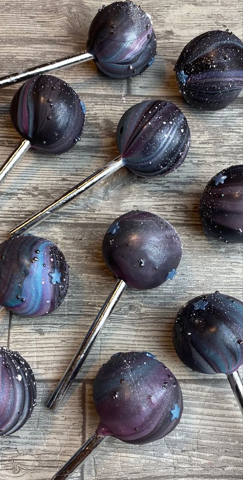 Galaxy Candy Bar, Space Cake Pops, Galaxy Cake Pops, Galaxy Cookies, Eclipse Party, Cake Pop Designs, Fairy Food, Galaxy Wedding, Galaxy Cake