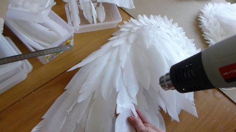 Angel Costume Diy, Diy Fantasia, Ali D'angelo, Foam Carving, Diy Angel Wings, Angel Wings Costume, Cosplay Wings, Diy Wings, Feather Angel Wings