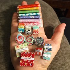 Three Owls Handmade: Dollhouse Miniature Precuts Tutorial This is so stinking cute!! Dollhouse Quilt, Diy Fimo, Handmade Dollhouse, Dollhouse Miniature Tutorials, Doll House Crafts, Dollhouse Miniatures Diy, Miniature Projects, Miniature Quilts, Miniature Rooms