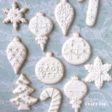 White Christmas Ornaments Christmas Ornament Cookies, Christmas Sugar Cookies Decorated, Christmas Cutouts, Christmas Recipes Easy, White Christmas Ornaments, Winter Cookie, Ornament Cookies, Magic Cake, Xmas Cookies