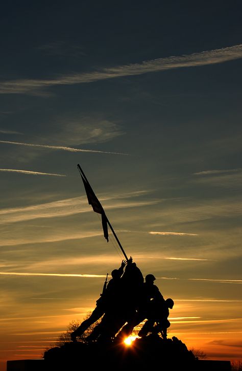 Sunset on the memorial Us Marines Wallpaper, Marines Aesthetic, Marines Wallpaper, Marine Corps Infantry, Funny Golf Pictures, Usmc Wallpaper, Sublimation Pictures, Marine Tattoos, Iwo Jima Memorial