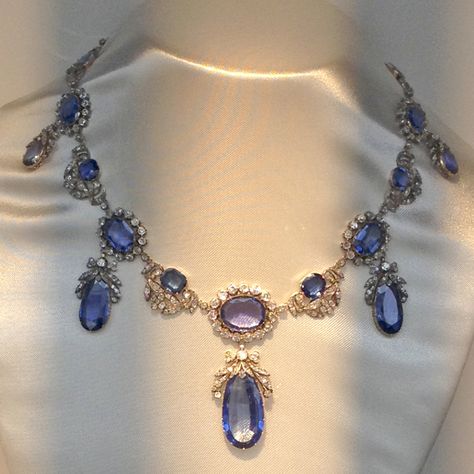 Antique Royal Jewelry, Royal Jewels Necklace, Royal Jewels Aesthetic, Gold And Sapphire Necklace, Royal Jewelry Necklace, Sapphire Jewelry Aesthetic, Royal Jewelry British, Vintage Royal Jewelry, Sapphire Aesthetic